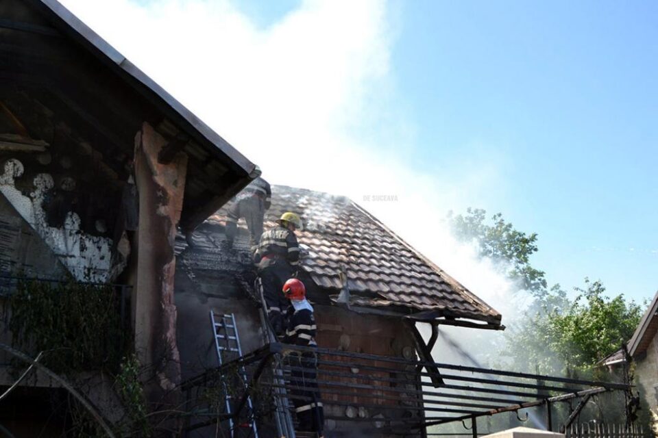 Incendiu puternic și explozii la recipiente inflamabile, într-o casă din Burdujeni