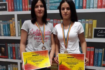 Două dintre elevele premiate