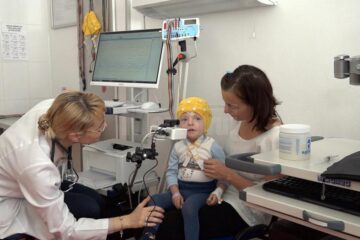 Dr. Miron, la investigația unuia dintre micuții pacienți ai Centrului de epileptologie
