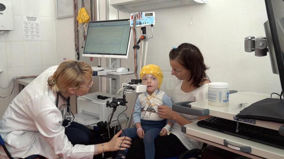 Dr. Miron, la investigația unuia dintre micuții pacienți ai Centrului de epileptologie Dr. Miron, la investigația unuia dintre micuții pacienți ai Centrului de epileptologie