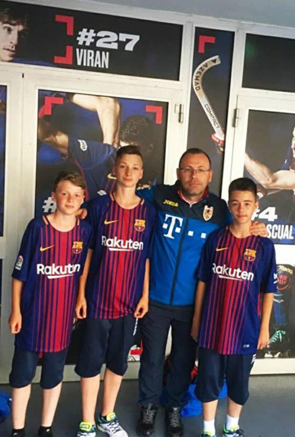 Ciprian Anton, alături de cei trei tineri fotbaliști suceveni la stadionul Camp Nou Ciprian Anton, alături de cei trei tineri fotbaliști suceveni la stadionul Camp Nou