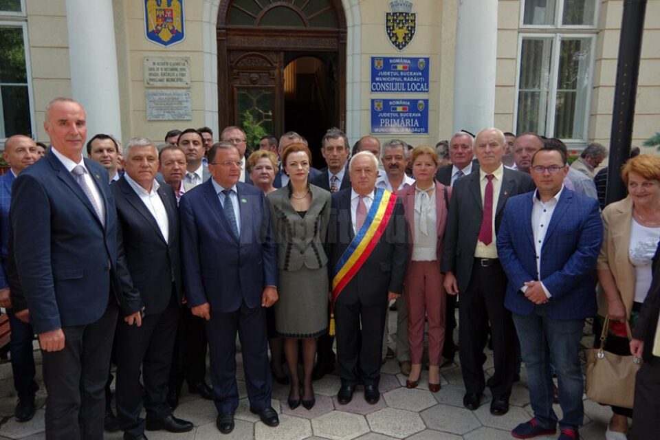 Autoritățile județene și locale au participat la dezvelirea unei plăci aniversare "Centenarul Marii Uniri" pe fațada Primăriei Rădăuți