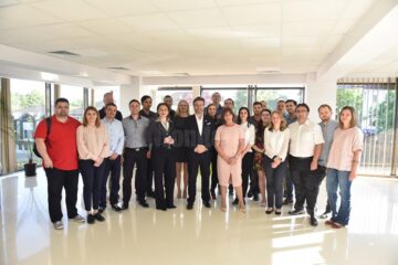 Directorul general al companiei IMS MAXIMS, Shane Tickell, cu echipa de la Suceava, în noul sediu