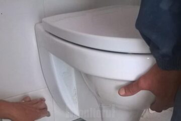 Vasul de toaletă s-a rupt și a căzut din perete