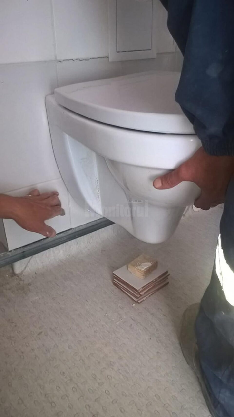 Vasul de toaletă s-a rupt și a căzut din perete