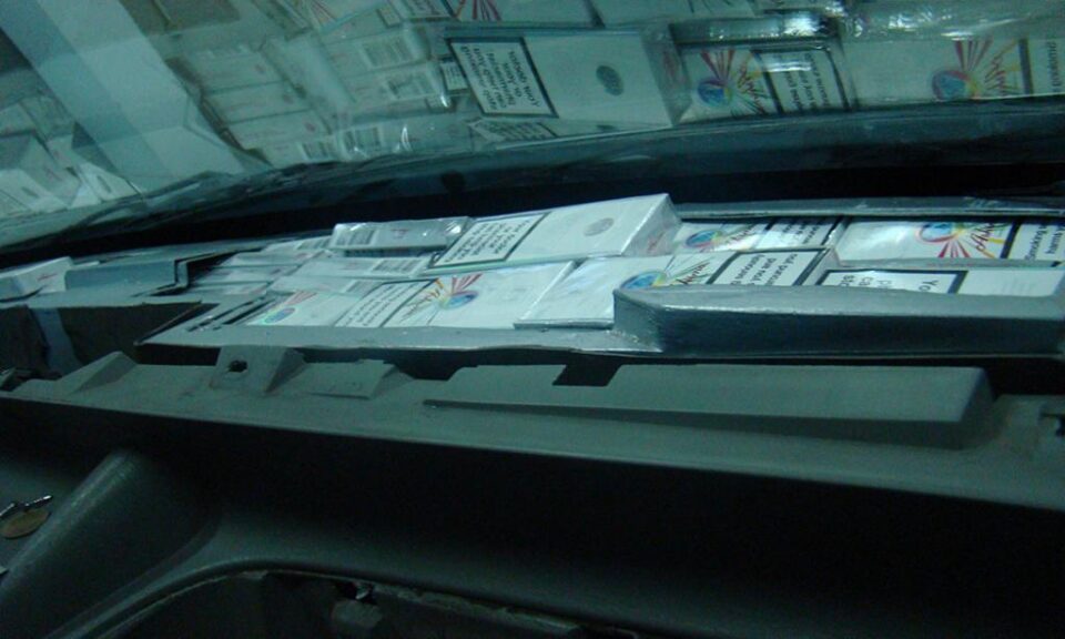 Microbuz Renault confiscat în PTF Siret pentru transport ilegal de țigări