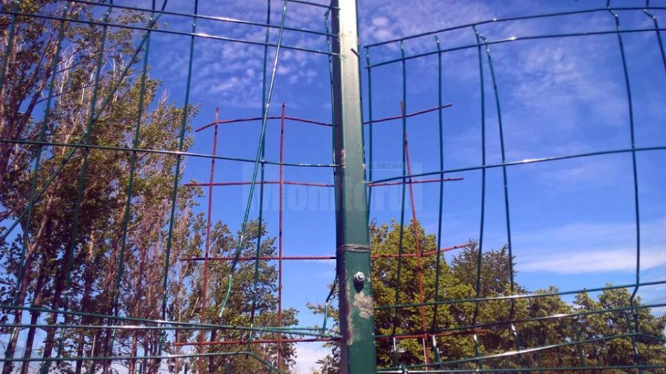 Muncitorii de la Direcția Domeniului Public din cadrul Primăriei Suceava s-au folosit de o plasă de sârmă ruginită pentru a cârpi gardul