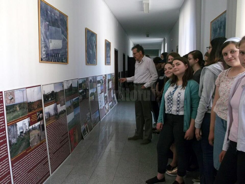 Dr. Mugur Andronic a vernisat expoziția la Colegiul Național „Mihai Eminescu” din Suceava