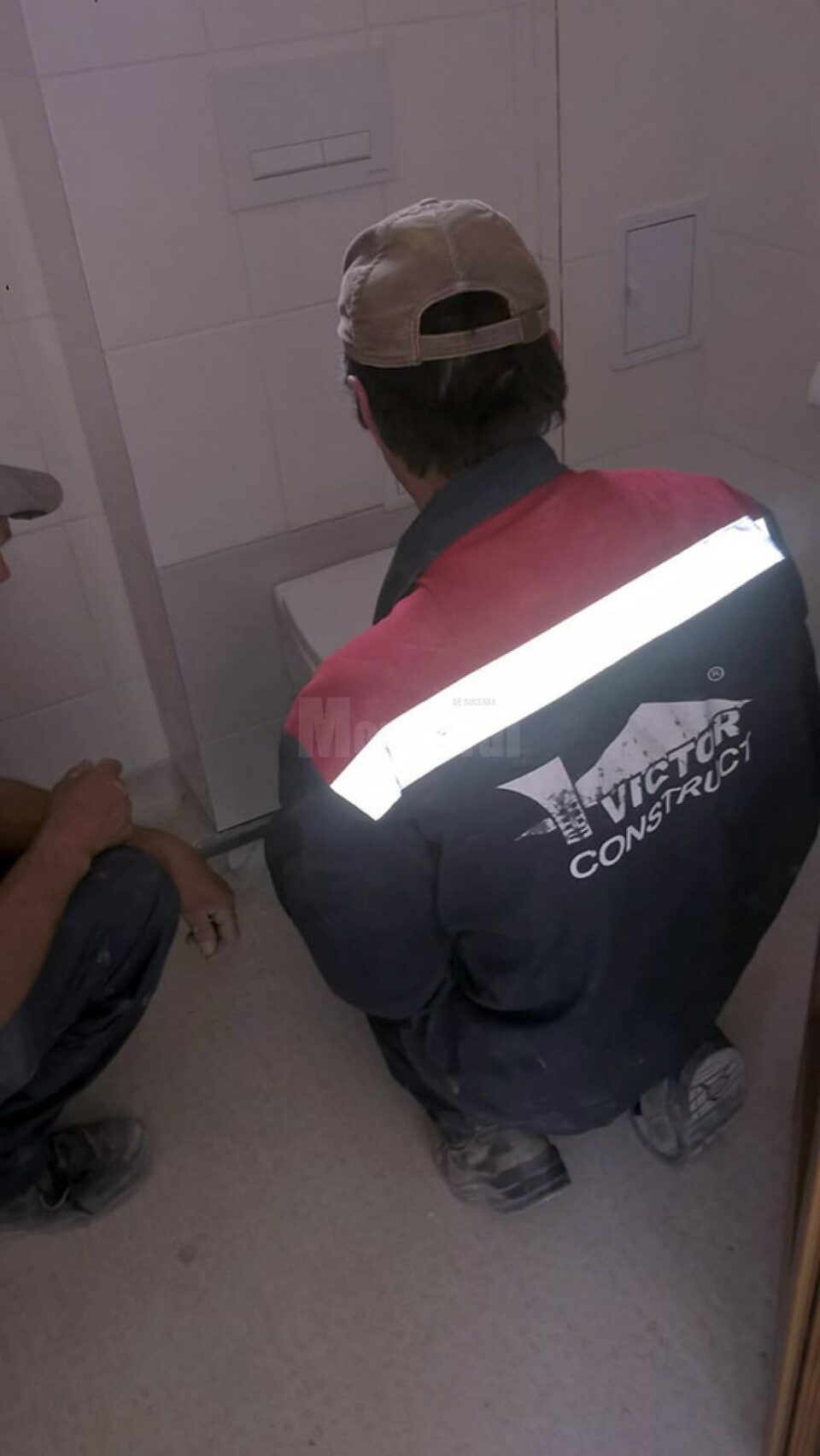 În cursul zilei de ieri muncitorii de la Victor Construct, firma care a executat lucrările în zonă, au apărut la fața locului pentru a remedia problema