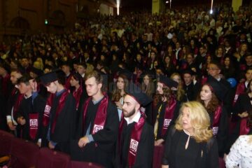 Cei 279 de absolvenți împreuna cu părinții s-au adunat, joi, în cadrul cursului festiv de absolvire