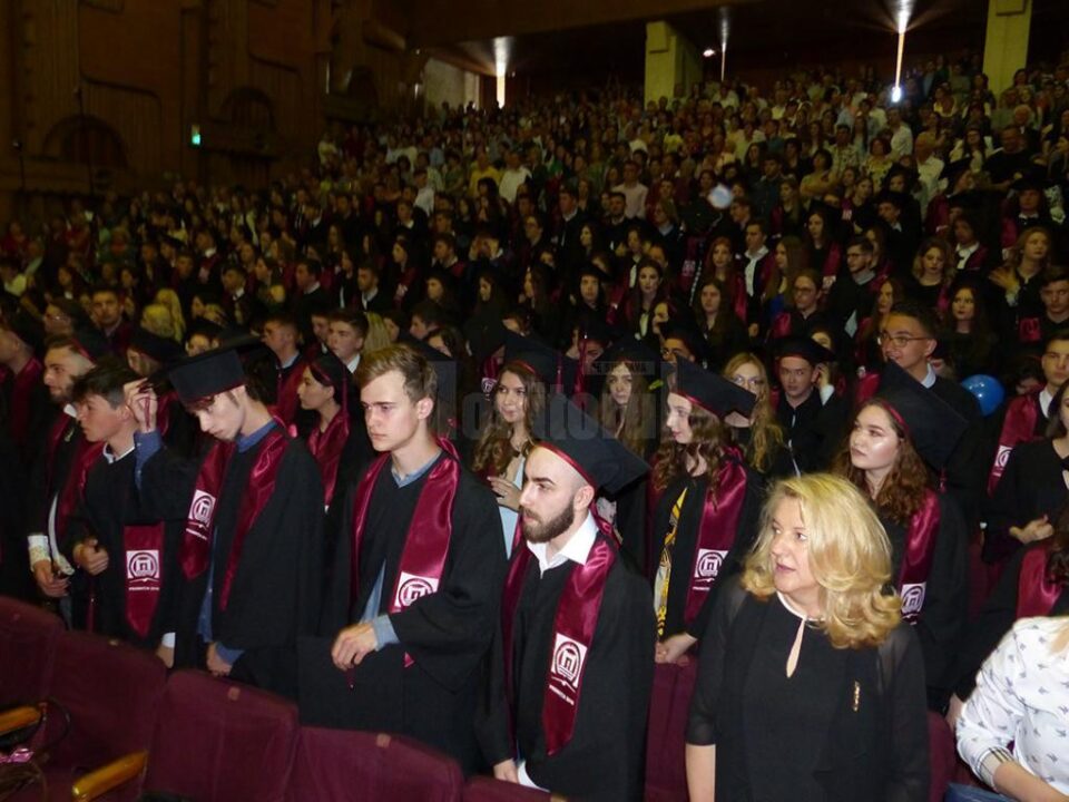 Cei 279 de absolvenți împreuna cu părinții s-au adunat, joi, în cadrul cursului festiv de absolvire