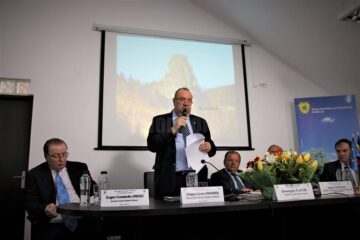 Directorul Romsilva, Ciprian Pahonțu, alături de președintele CJ Suceava, Gheorghe Flutur, și secretarul de stat Eugen Uricec, la Centrul de vizitare al Parcului Călimani
