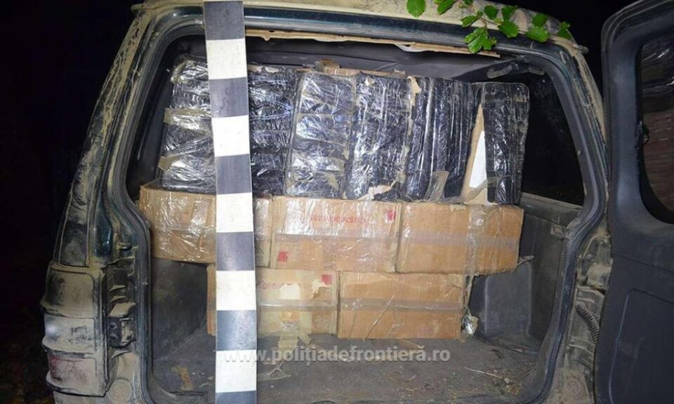 Țigările de contrabandă, în valoare de 156.078 de lei, au fost ridicate în vederea confiscării, iar autoturismul de teren cu numere britanice a fost indisponibilizat în vederea continuării cercetărilor