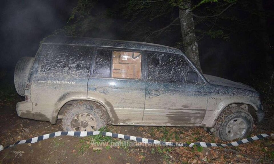 Țigările de contrabandă, în valoare de 156.078 de lei, au fost ridicate în vederea confiscării, iar autoturismul de teren cu numere britanice a fost indisponibilizat în vederea continuării cercetărilor