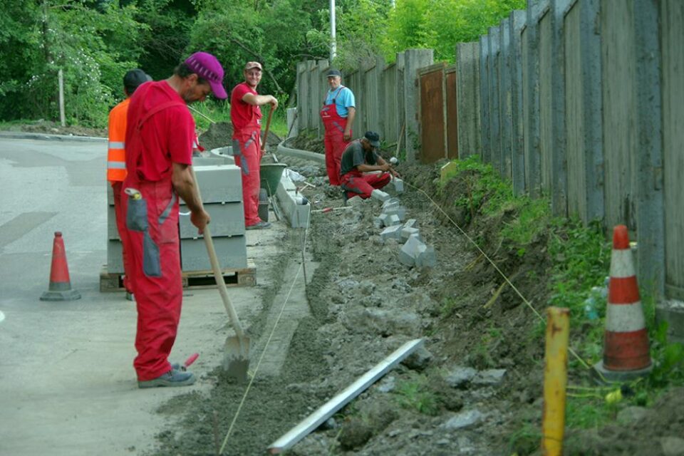 Lucrare de lărgire și modernizare a trotuarelor existente, precum și de amenajare a altora noi, pe anumite porțiuni Lucrare de lărgire și modernizare a trotuarelor existente, precum și de amenajare a altora noi, pe anumite porțiuni