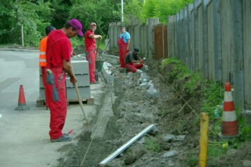 Lucrare de lărgire și modernizare a trotuarelor existente, precum și de amenajare a altora noi, pe anumite porțiuni