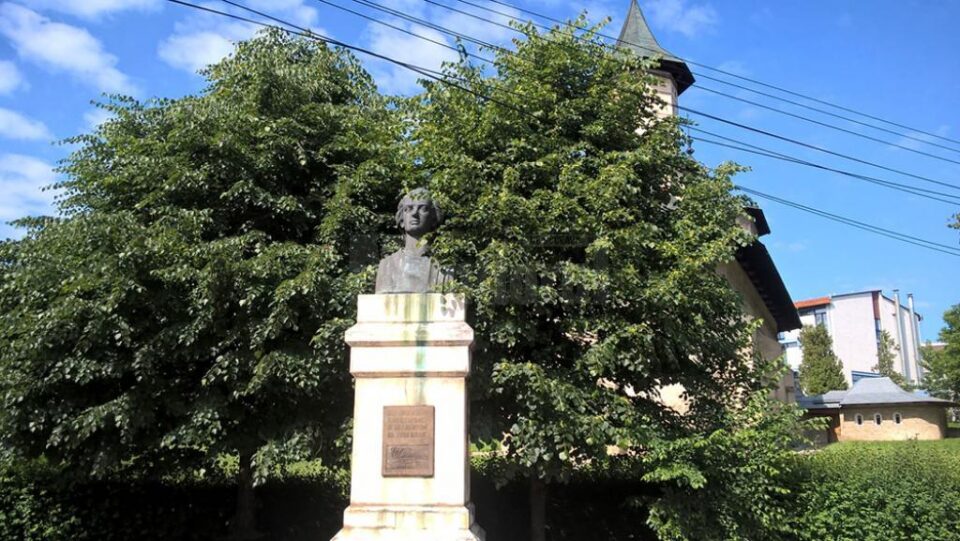 Bustul poetului arată jalnic și, mai nou, nici nu prea se mai vede