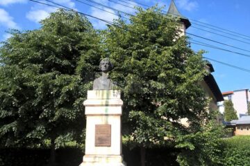 Bustul poetului arată jalnic și, mai nou, nici nu prea se mai vede