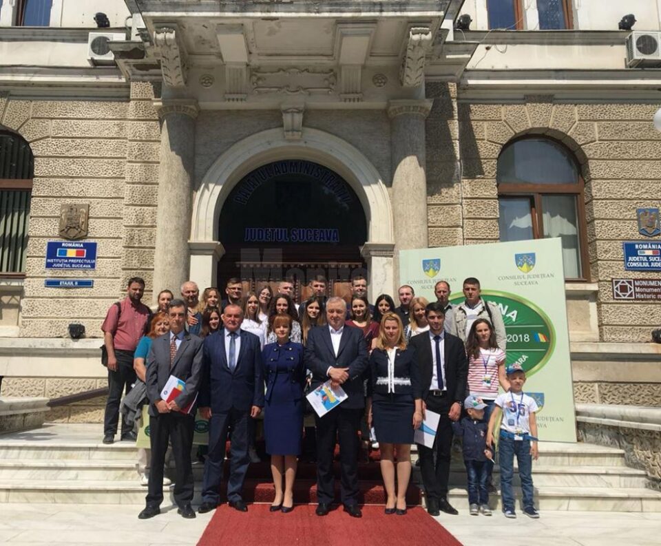 Maricela Cobuz alături de participanții la proiectul "Descoperă și Cunoaște România"