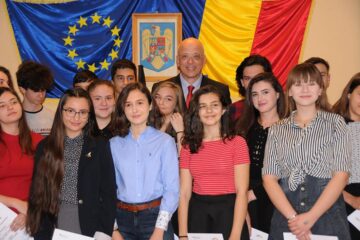 Ambasadorul Germaniei în mijlocul elevilor răsplătiți cu diplome