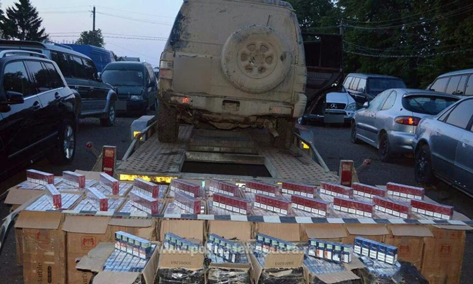 Țigările de contrabandă, în valoare de 156.078 de lei, au fost ridicate în vederea confiscării, iar autoturismul de teren cu numere britanice a fost indisponibilizat în vederea continuării cercetărilor