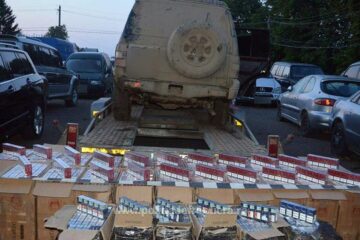 Țigările de contrabandă, în valoare de 156.078 de lei, au fost ridicate în vederea confiscării, iar autoturismul de teren cu numere britanice a fost indisponibilizat în vederea continuării cercetărilor