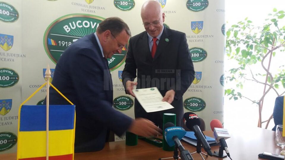 Distincția Meritul Bucovinei, acordată de președintele CJ Gheorghe Flutur, ES Cord Meier Klodt, ambasadorul Germaniei în România