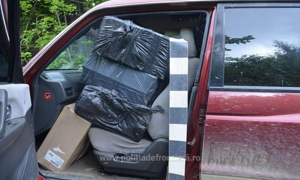 Autoturismul Mitsubishi Shogun, plin cu țigări de contrabandă