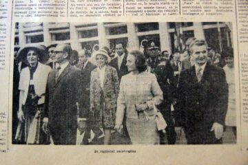 Împărăteasa Farah, șahul Pahlavi Reza și cuplul Ceaușescu în fata Casei de Cultură din Suceava
