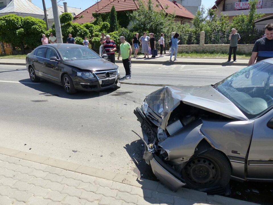 Accidentul a avut loc după ce șoferul Opelului a pătruns pe contrasens, izbind autoturismul VW În urma impactului, trei persoane din autoturismul Opel au fost rănite
