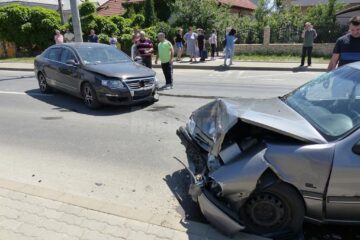 Accidentul a avut loc după ce șoferul Opelului a pătruns pe contrasens, izbind autoturismul VW În urma impactului, trei persoane din autoturismul Opel au fost rănite