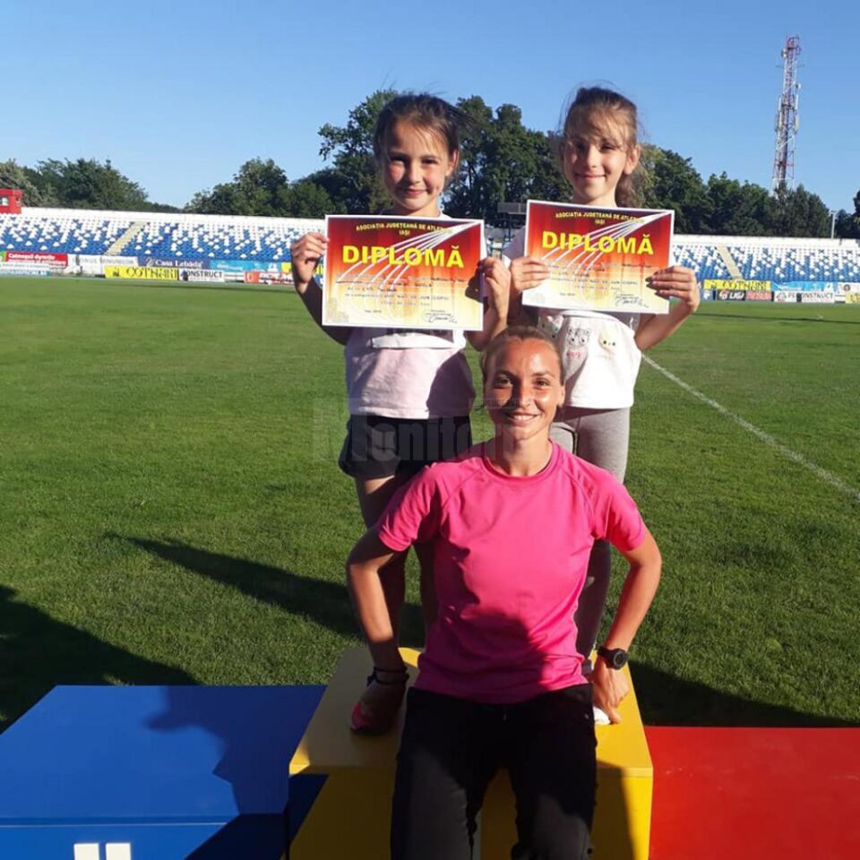 Antrenoarea Daniela Cojocaru și cele două sportive ale sale Antrenoarea Daniela Cojocaru și cele două sportive ale sale