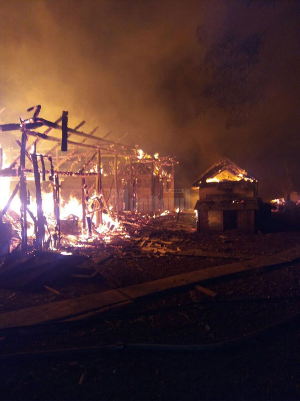 Incendiul izbucnit în toiul nopții a făcut pagube mari în gospodăria din Zamostea