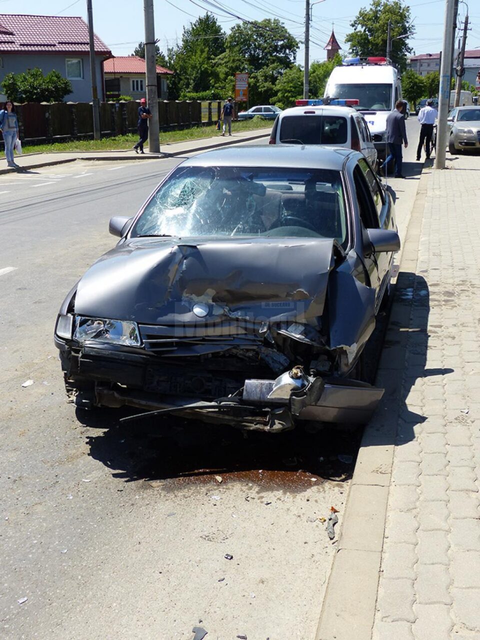 Accidentul a avut loc după ce șoferul Opelului a pătruns pe contrasens, izbind autoturismul VW În urma impactului, trei persoane din autoturismul Opel au fost rănite