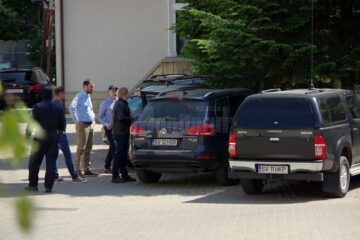 Percheziții la mașina lui Nichifor Tofan, directorul fabricii de la Rădăuți a rețelei Schweighofer