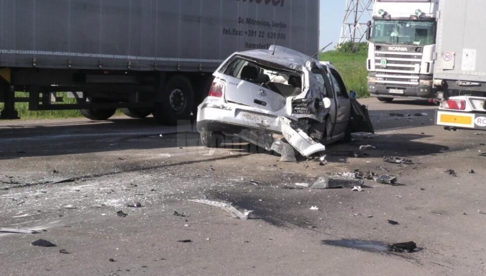 Autoturismul VW Golf care a fost implicat în accident