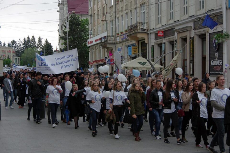 Marșul absolvenților USV, urmat de un concert Smiley, joi, la Suceava