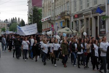 Marșul absolvenților USV, urmat de un concert Smiley, joi, la Suceava