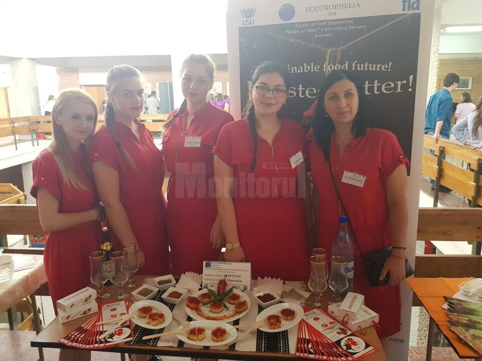 Cheesechyp, preparat de patiserie cu cremă de telemea, salvie și cimbru cu glazură de dulceață de ardei iute