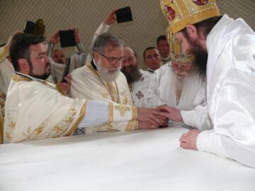 Mii de credincioși au participat la slujba de sfințire a Catedralei „Învierea Domnului”