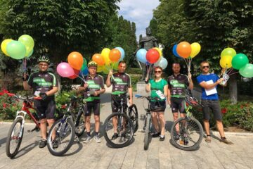 Membrii Asociației sportive „Suceava pe bicicletă’’ au oferit baloane colorate și sfaturi micilor bicicliști, de 1 Iunie