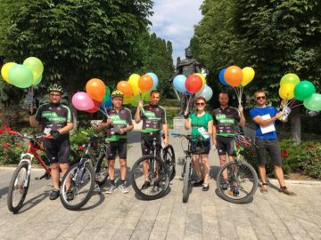 Membrii Asociației sportive „Suceava pe bicicletă’’ au oferit baloane colorate și sfaturi micilor bicicliști, de 1 Iunie