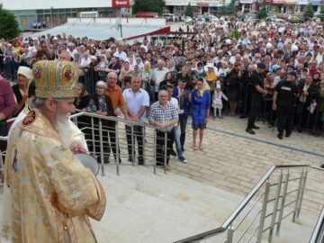 Mii de credincioși au participat la slujba de sfințire a Catedralei „Învierea Domnului”