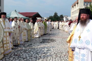Mii de credincioși au participat la slujba de sfințire a Catedralei „Învierea Domnului”