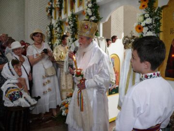 Mii de credincioși au participat la slujba de sfințire a Catedralei „Învierea Domnului”