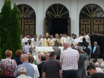 Mii de credincioși au participat la slujba de sfințire a Catedralei „Învierea Domnului”