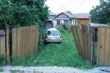 Un șofer beat a intrat cu mașina într-un stâlp și în curtea unei case Foto Ionel Curcan