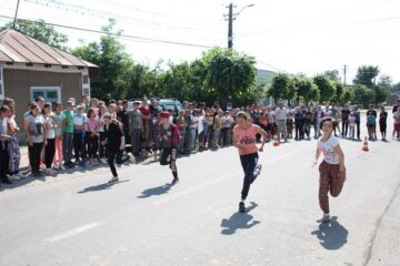 Peste 200 de elevi au participat, la Liteni, la concursul de atletism „Viitorii Campioni”