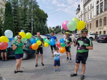Bicicliștii au împărțit baloane colorate, în centrul Sucevei
