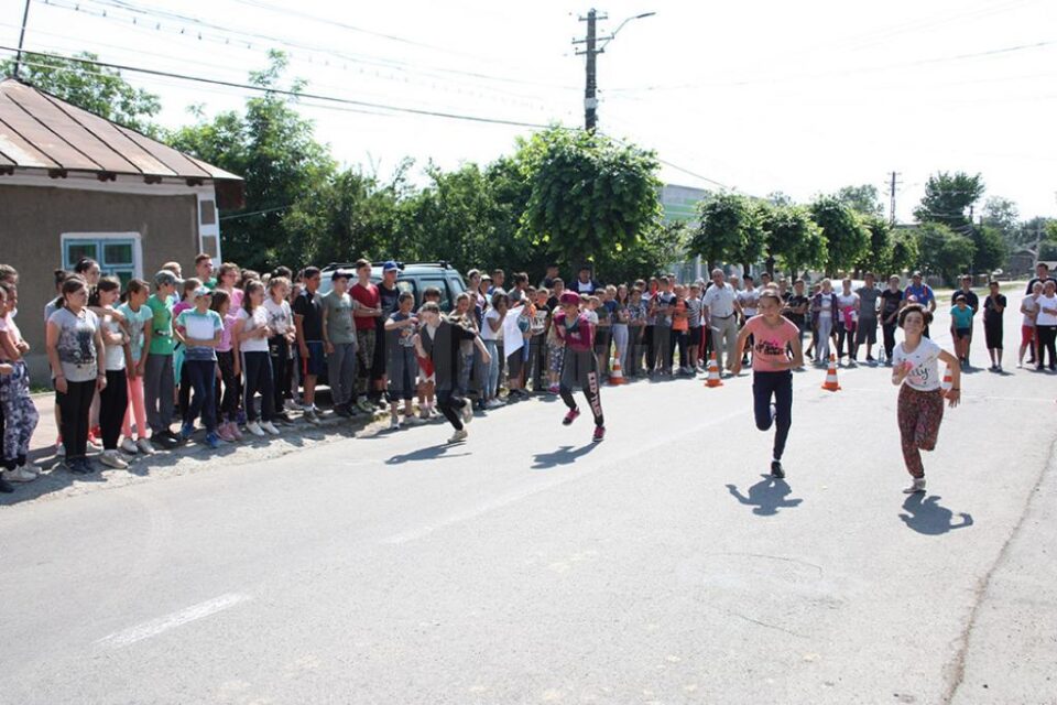 Peste 200 de elevi au participat la concursul de atletism"Viitorii Campioni" organizat în orașul Liteni Peste 200 de elevi au participat la concursul de atletism"Viitorii Campioni" organizat în orașul Liteni
